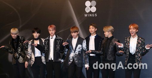 ‘날아볼까?’ 그룹 방탄소년단이 어디까지 비상할지 전 세계 음악팬들의 관심을 모은다. 방탄소년단은 10일 2집 ‘윙스’ 발매 기념 기자간담회를 열고 “계속해서 기록을 세워나가길 기대한다”며 자신감을 드러냈다. 동아닷컴 국경원 기자 oencut@donga.com