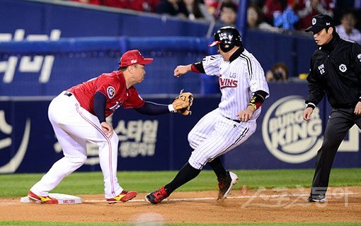 ‘바로 이 장면에서 희비가 갈렸다.’ LG가 추격전을 벌이던 8회 무사 1·3루에서 KIA 투수 고효준의 폭투가 나왔다. 이때 LG 1루주자 유강남(가운데)이 3루까지 뛰다가 KIA 3루수 이범호의 태그에 걸려 아웃되고 있다. 2점차까지 추격하던 LG는 기본을 망각하며 흐름을 잃었다. 잠실|김민성 기자 marineboy@donga.com