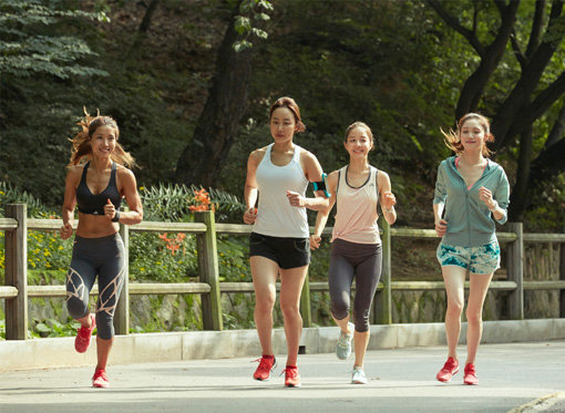 건강한 러닝 생활을 위해선 효과적으로 달리는 방법은 물론 발의 피로감을 덜어주고 부상 예방에 도움을 주는 러닝화와 날씨의 변화 등에 적합한 기능성 러닝웨어를 잘 갖춰 입는 것도 중요하다. 사진제공 | 아디다스