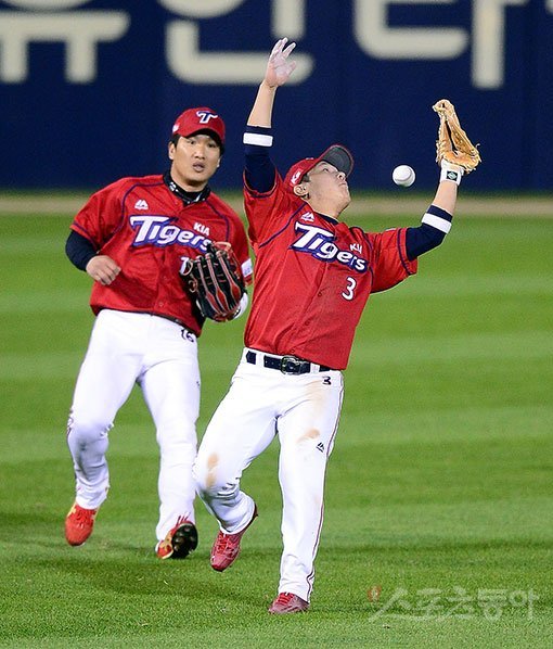 10일 서울 잠실야구장에서 ‘2016 타이어뱅크 KBO 리그’ 포스트시즌 와일드카드 결정 1차전 KIA타이거즈와 LG트윈스 경기가 열렸다. 8회말 무사 2루 KIA 김선빈이 LG 이병규의 타구를 놓치는 실책을 범하고 있다. 잠실｜ 김종원기자 won@donga.com