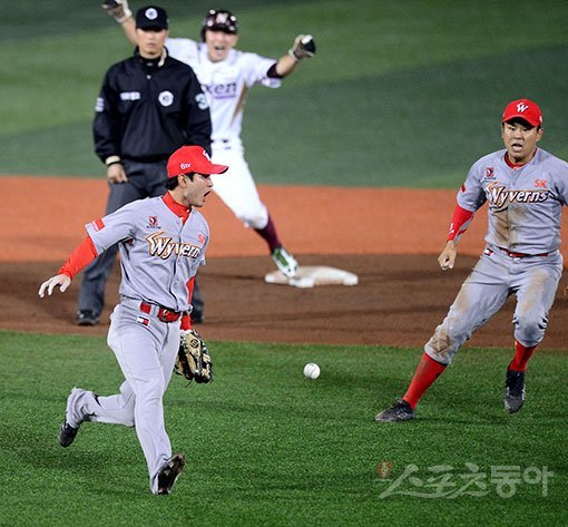 7일 서울 목동야구장에서 ‘2015 타이어뱅크 KBO 리그’ 와일드카드 결정 1차전 넥센히어로즈와 SK와이번스 경기가 열렸다. 연장 11회말 2사 만루 상황에서 넥센 선수들이 윤석민의 내야 플라이볼을 SK 김성현이 실책하며 끝내기로 패하고 있다. 목동｜ 김종원기자 won@donga.com