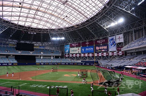 준PO 1·2차전과 5차전이 예정된 고척 스카이돔은 국내 유일 돔구장이다. 개장 이후 고척에서 국내 최고 외야수 수비 능력을 자랑하는 삼성 박해민도 타구를 놓치는 장면이 나오기도 했다. 수비 실책 하나로 시리즈 전체 흐름이 뒤바뀌는 포스트시즌 특성상 매우 큰 변수다. 김민성 기자 marineboy@donga.com