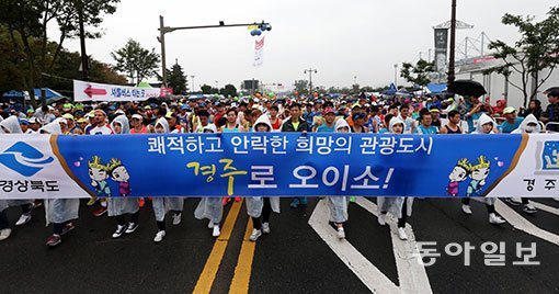 ‘천년 고도’ 경주에 모처럼 생기와 웃음이 넘쳐났다. 16일 촉촉하게 대지를 적신 가을비를 뚫고, 쾌적하고 안락한 희망의 관광도시 경주 일원을 힘차게 내달린 8000여 마라토너들 모두가 2016경주국제마라톤의 주인공이었다. 경주｜최혁중 동아일보 기자 sajinman@donga.com