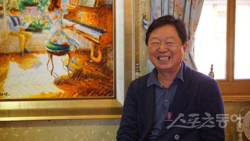 “6개월 넘게 프랑스 전역을 발품 팔며 모은 것들이 이 안에 있죠.”1개관 8주년을 맞아 새로 문을 연 전시공간 ‘메종 드 장’을 소개하며 활짝 웃는 쁘띠 프랑스의 한홍섭 회장. “수지타산 생각하지 않았다”는 쁘띠 프랑스에 대한 열정은 100년 된 앤틱 오르골 하나를 전시하고 싶어 7∼8년간 프랑스를 오가며 애를 태웠던 일화에서도 잘 나타났다. 가평｜김재범 기자 oldfield@donga.com