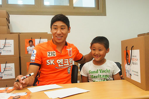 제주 유나이티드 이근호는 축구계에서 선행에 가장 앞장서는 ‘마음 따뜻한 남자’로 통한다. 지난달 제주도 서귀포에서 열린 축구사랑나눔재단 ‘축구러브박스’ 행사에도 동참해 어린이 참가자와 함께 즐거운 시간을 보냈다. 사진제공|제주 유나이티드