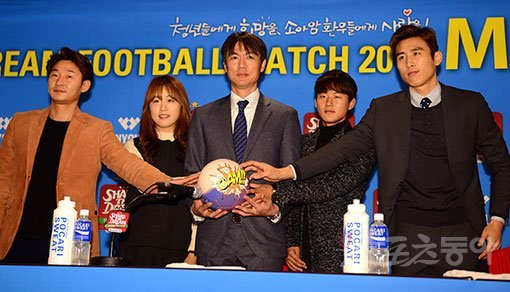 홍명보 감독(왼쪽 3번째)이 이사장을 맡고 있는 홍명보장학재단은 축구를 통한 사회환원을 목적으로 2003년부터 매년 자선축구경기를 열어왔다. 지난해 자선축구경기에는 이천수, 서현숙, 이승우, 구자철(왼쪽부터)도 동참했다. 스포츠동아DB