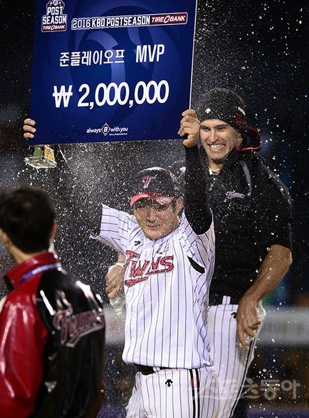 17일 서울 잠실야구장에서 ‘2016 타이어뱅크 KBO리그’ 넥센 히어로즈와 LG 트윈스의 준플레이오프 4차전 경기가 열렸다. LG가 넥센에 5-4로 승리한 뒤 MVP를 수상한 오지환이 허프의 물세례를 받고 있다. 잠실｜김민성 기자 marineboy@donga.com
