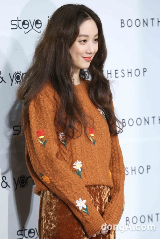 정려원, 여유 미소