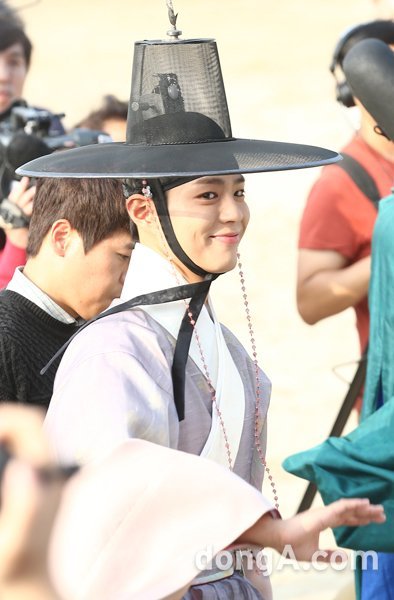 박보검이 팬사인회를 위해 인파를 뚫고 행사장으로 들어서고 있다. 동아닷컴 방지영 기자 doruro@donga.com