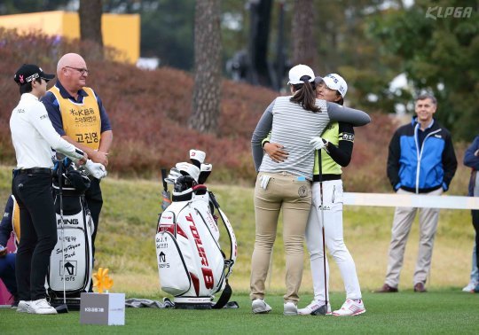 전인지가 21일 경기도 양주 레이크우드 골프장에서 열린 KB금융 스타챔피언십 2라운드를 앞두고 허리 통증을 호소하며 기권했다. 경기를 포기한 전인지(가운데)가 함께 경기에 나설 예정이던 고진영(오른쪽), 박성현(맨 왼쪽)과 차례로 인사를 나누고 있다. 사진제공 | KLPGA