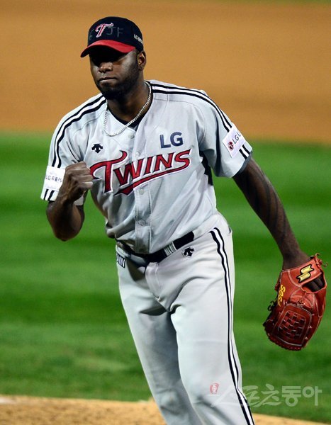 21일 창원 마산야구장에서 ‘2016 타이어뱅크 KBO리그’ NC 다이노스와 LG 트윈스의 플레이오프 1차전 경기가 열렸다. 마산｜김민성 기자 marineboy@donga.com