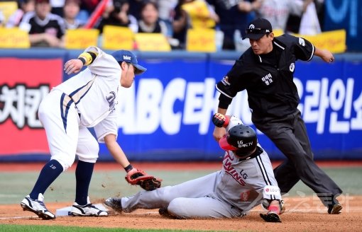 22일 창원 마산야구장에서 ‘2016 타이어뱅크 KBO리그’ NC 다이노스와 LG 트윈스의 플레이오프 2차전 경기가 열렸다. 5회초 1사에서 LG 채은성이 2루타를 치고난 뒤 상대실책으로 3루까지 달려 세이프되고 있다. 마산 | 김민성 기자 marineboy@donga.com