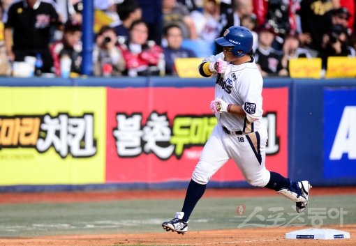 22일 창원 마산야구장에서 ‘2016 타이어뱅크 KBO리그’ NC 다이노스와 LG 트윈스의 플레이오프 2차전 경기가 열렸다. 7회말 2사 1루에서 NC 박석민이 LG 선발 허프를 상대로 좌월 투런 홈런을 쏘아올린 뒤 그라운드를 돌며 환호하고 있다. 마산 | 김민성 기자 marineboy@donga.com