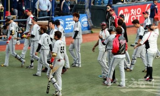 22일 창원 마산야구장에서 ‘2016 타이어뱅크 KBO리그’ NC 다이노스와 LG 트윈스의 플레이오프 2차전 경기가 열렸다. NC에 0-2로 패한 LG 선수들이 그라우드를 빠져나가고 있다. 마산 | 김민성 기자 marineboy@donga.com
