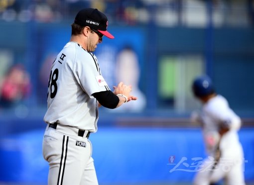 22일 창원 마산야구장에서 ‘2016 타이어뱅크 KBO리그’ NC 다이노스와 LG 트윈스의 플레이오프 2차전 경기가 열렸다. 7회말 2사 1루에서 NC 박석민에게 투런홈런을 허용한 LG 선발 허프가 아쉬워하고 있다. 마산 | 김민성 기자 marineboy@donga.com