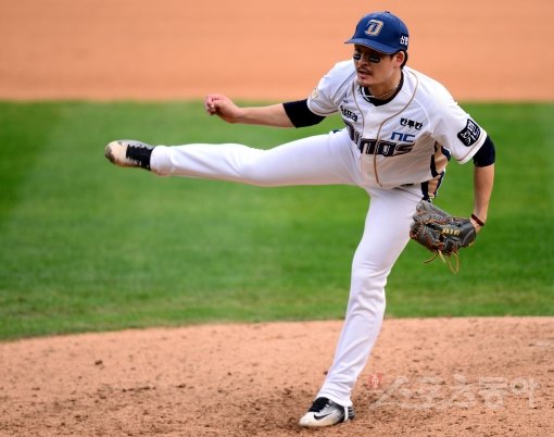 22일 창원 마산야구장에서 ‘2016 타이어뱅크 KBO리그‘ NC 다이노스와 LG 트윈스의 플레이오프 2차전 경기가 열렸다. 8회초 1사에서 NC 원종현이 구원등판해 볼을 던지고 있다. 마산 | 김민성 기자 marineboy@donga.com