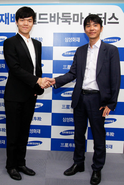 지난 6일 대전광역시 삼성화재 유성캠퍼스에서 열린 삼성화재배 월드바둑마스터스 대진추첨에서 4강 대결이 확정된 이세돌(오른쪽)과 커제가 악수를 하며 선전을 다짐하고 있다. 사진제공|삼성화재