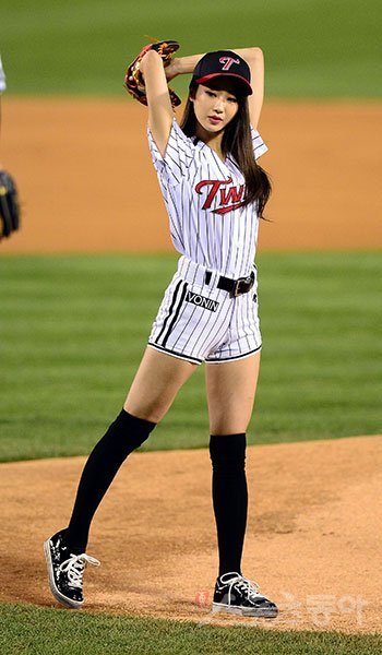 17일 서울 잠실야구장에서 ‘2016 타이어뱅크 KBO 리그’ 준플레이오프 4차전 넥센히어로즈와 LG트윈스 경기가 열렸다. 경기 전 나인뮤지스 경리가 시구를 하고 있다. 잠실 | 김종원기자 won@donga.com