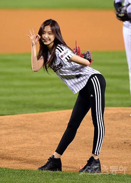 걸그룹 ‘에이핑크’ 손나은이 시구를 하고 있다. 잠실 | 김종원기자 won@donga.com