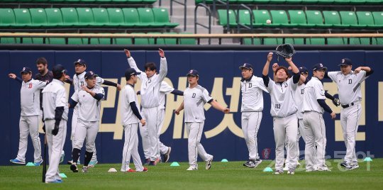 26일 잠실야구장에서 한국시리즈를 앞두고 두산 베어스가 훈련을 가졌다. 두산 선수들이 훈련을 앞두고 스트레칭을 하고 있다. 잠실｜김진환 기자 kwangshin00@donga.com