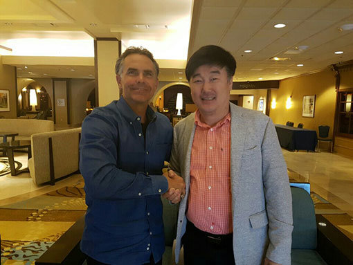 SK가 27일 트레이 힐먼(왼쪽) 전 휴스턴 벤치코치를 신임감독으로 선임했다. SK는 민경삼 단장(오른쪽)이 직접 미국으로 건너가 감독 인터뷰를 진행한 뒤 최종 결정했다. 사진제공 | SK 와이번스