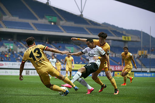 현 K리그 클래식(1부리그) 스플릿 라운드 그룹B의 최상위인 7위에 올라있는 광주FC를 제외한 나머지 5개 구단은 팀간 승점 격차가 크지 않아 잔류를 안심할 수 없는 처지다. 광주는 29일 성남FC와의 36라운드 홈경기 승리를 통해 잔류 확정을 노린다. 사진제공 | 한국프로축구연맹