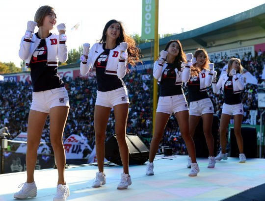 30일 서울 잠실야구장에서 ‘2016 타이어뱅크 KBO리그’ 두산 베어스와 NC 다이노스의 한국시리즈 2차전 경기가 열렸다. 두산 치어리더가 화려한 공연을 선보이고 있다. 잠실 | 김민성 기자 marineboy@donga.com