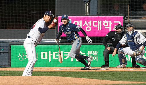 30일 오후 2시 서울 잠실야구장에서 열린 ‘2016 프로야구’ 한국시리즈 2차전 두산 베어스 대 NC 다이노스 경기 1회초 무사 1루에서 NC 박민우의 타구가 두산 선발 장원준의 글러브를 스치며 병살처리되고 있다. 사진제공｜스포츠코리아