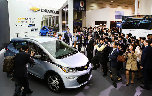 2016 한국전자전에서 제임스 김 한국지엠 사장이 취재진에게 둘러싸인 채 내년 상반기 국내출시 예정인 쉐보레 볼트 EV의 운전석 차문을 열어 내부를 둘러보고 있다. 사진제공|한국지엠