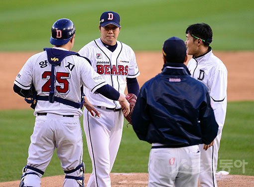 30일 서울 잠실야구장에서 ‘2016 타이어뱅크 KBO 리그’ 한국시리즈 2차전 NC다이노스와 두산베어스 경기가 열렸다. 선발 투수로 등판한 두산 장원준이 9회초 2사 1루 상황에서 자진 강판하고 있다. 잠실 | 김종원기자 won@donga.com