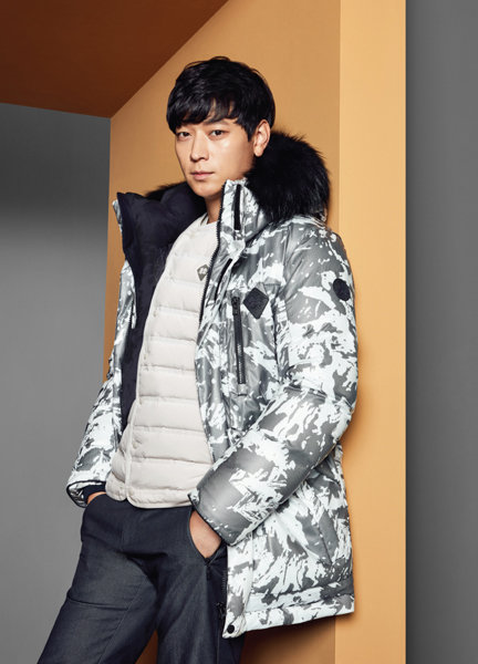 기온이 급감하면서 일찌감치 다운재킷을 장만하려는 사람들이 늘고 있다. 코오롱스포츠는 아웃도어는 물론 빌딩 숲의 칼바람에도 거뜬히 버틸 수 있는 헤비다운 제품을 선보였다. 안타티카 카모플라쥬를 입은 코오롱스포츠의 전속모델 강동원. 사진제공|코오롱스포츠