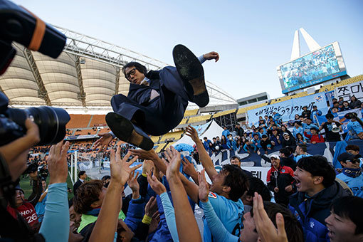 대구FC 선수들이 30일 대전 시티즌과의 K리그 챌린지(2부리그) 최종전에서 1-0으로 승리해 내년 클래식(1부리그) 승격을 확정한 직후 조광래 사장(가운데)을 헹가래치고 있다. 대구는 클래식에서 오래 생존하기 위해 다양한 프로젝트를 준비하고 있다. 사진제공 | 한국프로축구연맹