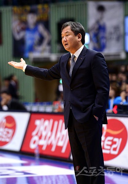 강력한 우승 후보로 꼽혔던 모비스가 주축 선수들의 연쇄 부상으로 개막 4연패의 부진에 빠졌다. “최악의 상황”이라며 답답한 심정을 드러낸 유재학 감독이 반등을 위한 묘수를 마련할 수 있을지 주목된다. 스포츠동아DB