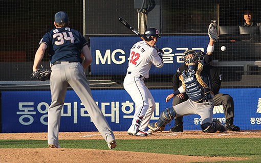 30일 오후 2시 서울 잠실야구장에서 열린 ‘2016 프로야구’ 한국시리즈 2차전 두산 베어스 대 NC 다이노스 경기 8회말 2사 3루에서 두산 김재환 타석 때 NC 선발 해커가 폭투로 역전을 허용하고 있다. 사진제공｜스포츠코리아