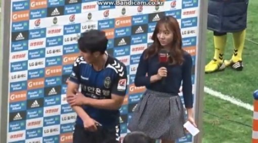 포항 배슬기가 던진 흙에 맞아 놀란 인천 권완규와 정순주 아나운서.