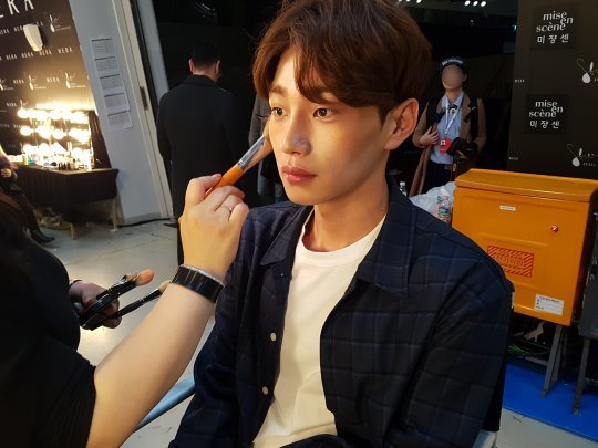 “남자 모델도 볼터치는 생명입니다.”