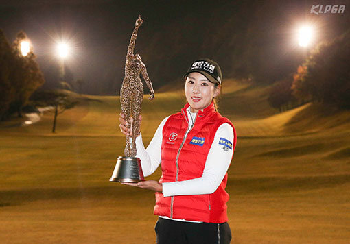 ‘엄마골퍼’ 홍진주가 6일 경기도 용인 88골프장에서 열린 KLPGA 투어 팬텀클래식 with YTN에서 연장전 끝에 통산 2승째를 따냈다. 일몰로 인해 조명을 켜고 연장전을 치르는 최악의 상황이 펼쳐졌지만 마지막까지 집중력을 잃지 않으며 우승에 성공했다. 어둠이 깔린 코스를 배경으로 우승트로피를 들고 환하게 웃고 있는 홍진주. 사진제공 | KLPGA