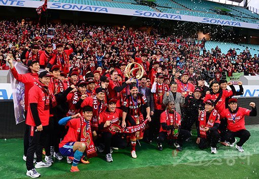 FC서울 선수단이 6일 전주월드컵경기장에서 열린 ‘현대오일뱅크 K리그 클래식 2016’ 38라운드 원정경기에서 전북현대를 1-0으로 꺾고 우승한 뒤 트로피를 들고 기뻐하고 있다. 서울은 2012년 이후 4년 만에 클래식 패권을 탈환했다. 전주 | 김진환 기자 kwangshin00@donga.com