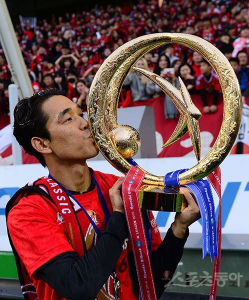 이날 결승골을 터트리며 팀 우승의 일등공신이 된 박주영이 트로피에 입을 맞추고 있다. 전주 | 김진환 기자 kwangshin00@donga.com