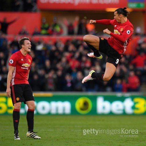 필 존스와 즐라탄 이브라히모비치. ⓒGettyimages이매진스