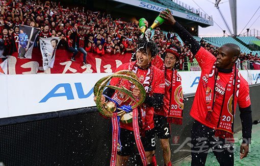 K리그 클래식(1부리그) 우승을 차지한 FC서울 선수단이 우승 선물로 보너스를 얼마나 받을지 관심이 모아진다. 곽태휘(왼쪽)가 6일 전북현대를 1-0으로 꺾고 우승한 뒤 다카하기(가운데)와 아디 코치로부터 샴페인 세례를 받고 있다. 전주|김진환 기자 kwangshin00@donga.com