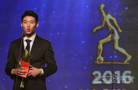 8일 서울 서대문구 홍은동 그랜드 힐튼 서울에서 ‘2016 현대오일뱅크 K리그 어워드’가 열렸다. 영플레이어상을 수상한 제주 유나이티드 안형범이 소감을 밝히고 있다.
김진환 기자 kwangshin00@donga.com