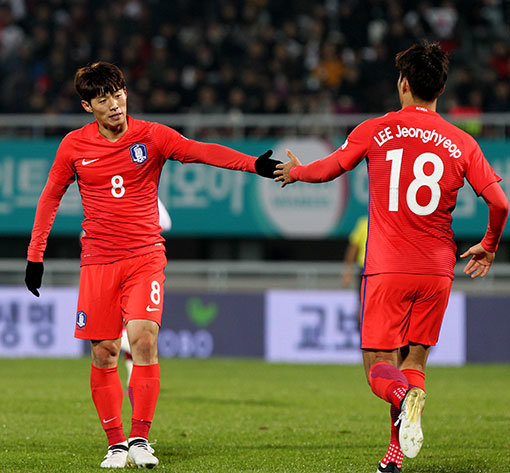 축구대표팀 김보경-이정협(오른쪽). 사진제공｜스포츠코리아