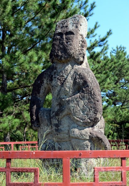 전남 고흥 두원면 용당리 구룡마을 어귀에는 언제 생긴지 모르는 각시바위와 서방바위(작은 사진)가 들어서 있다. 각시와 서방을 생각하는 마음에 돌로 굳어졌다는데, 각시바위는 실제로도 사람의 형상을 하고 있다. 고흥(전남)|김진환 기자 kwangshin00@donga.com