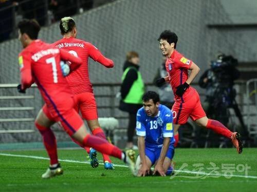 한국 축구대표팀이 15일 서울월드컵경기장에서 2018 국제축구연맹(FIFA) 러시아 월드컵 아시아 최종예선 5차전 우즈베키스탄과 경기를 가졌다. 한국 남태희가 후반 동점골을 성공시킨 후 기뻐하고 있다. 상암 | 김종원기자 won@donga.com