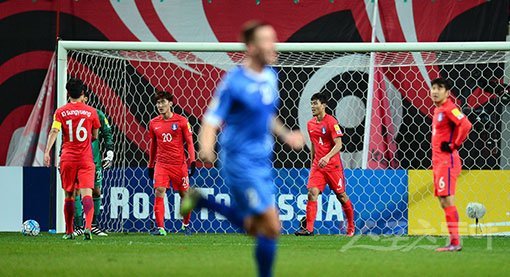 한국 축구대표팀이 15일 서울월드컵경기장에서 2018 국제축구연맹(FIFA) 러시아 월드컵 아시아 최종예선 5차전 우즈베키스탄과 경기를 가졌다. 선제골을 허용한 한국 선수들이 아쉬워하고 있다. 상암 | 김종원기자 won@donga.com