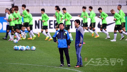 전북현대는 19일 전주월드컵경기장에서 알 아인(UAE)과 2016 아시아축구연맹(AFC) 챔피언스리그 결승 1차전을 치른다. 10년만의 아시아 정상 등극을 노리는 최강희 전북 감독(왼쪽)은 줄곧 “우리의 소원은 아시아 챔피언”이라며 우승을 향한 강한 열망을 드러내왔다. 스포츠동아DB