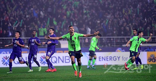 전북현대는 26일(한국시간) 아랍에미리트(UAE)에서 알 아인과 2016 아시아축구연맹(AFC) 챔피언스리그 결승 2차전 원정경기를 치른다. UAE에서 2016시즌의 처음과 끝을 장식하게 된 전북이 목표로 삼았던 챔피언스리그 우승으로 유종의 미를 거둘 수 있을지 주목된다. 19일 전주에서 벌어진 결승 1차전에선 전북이 2-1로 이겼다. 전주 ｜ 김진환 기자 kwangshin00@donga.com