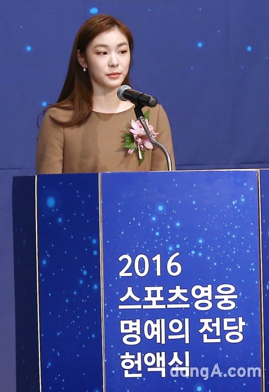 ‘피겨여제‘ 김연아가 23일 오전 서울 송파구 올림픽파크텔에서 열린 2016 스포츠영웅 명예의 전당 헌액식에 참석해 수상소감을 말하고 있다. 

동아닷컴 방지영 기자 doruro@donga.com