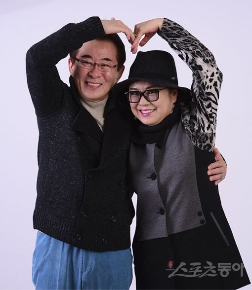 10년간 ‘부부’로 지낸 송민형(왼쪽)과 김정하. 2007년 시작해 10년째 방송 중인 ‘막돼먹은 영애씨’에서 주인공 영애씨(김현숙)의 부모로 출연하는 이들은 “드라마가 끝나면 황혼이혼”이라면서도 손으로는 하트를 그려보였다. 김진환 기자 kwangshin00@donga.com